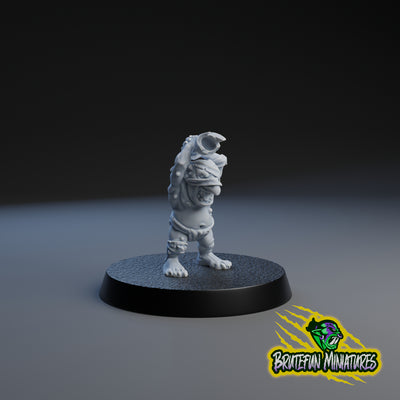 Goblin Runt 04 (Throwing a Broken Bottle)